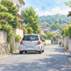 中央線のない住宅街の道路を通行する車と歩行者を描いた水彩イラスト